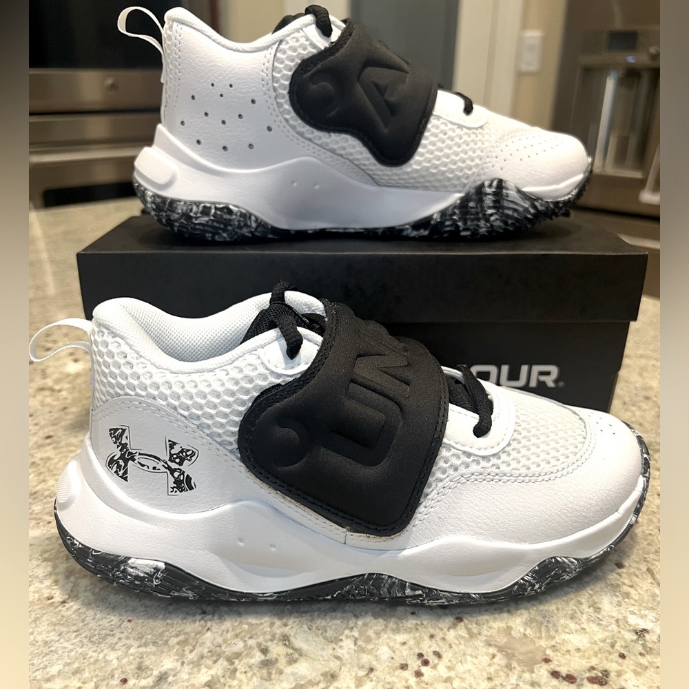 Under Armour zone bb 2 little kids' basketball shoes - Size 2 - NWT